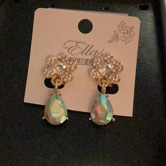 🌺NWT Gorgeous Rhinestone Clip On Earrings Closet Must Have 🌺 - Picture 2 of 6